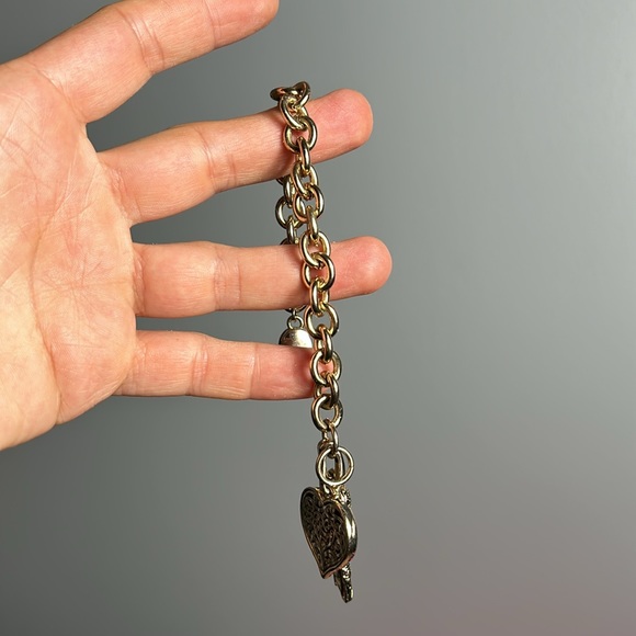 Heart and key gold tone charm bracelet 9” - Picture 10 of 12